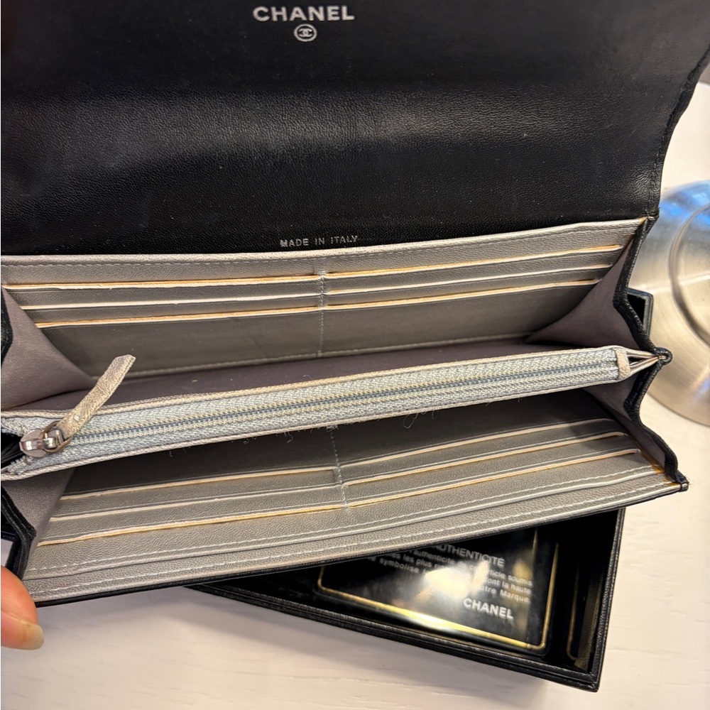 CHANEL Black Quilted Camellia Leather Wallet with CC Logo - Picture 5 of 7